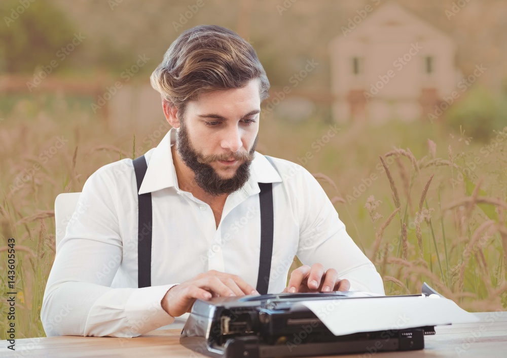 柔和乡村背景的打字机上的男人