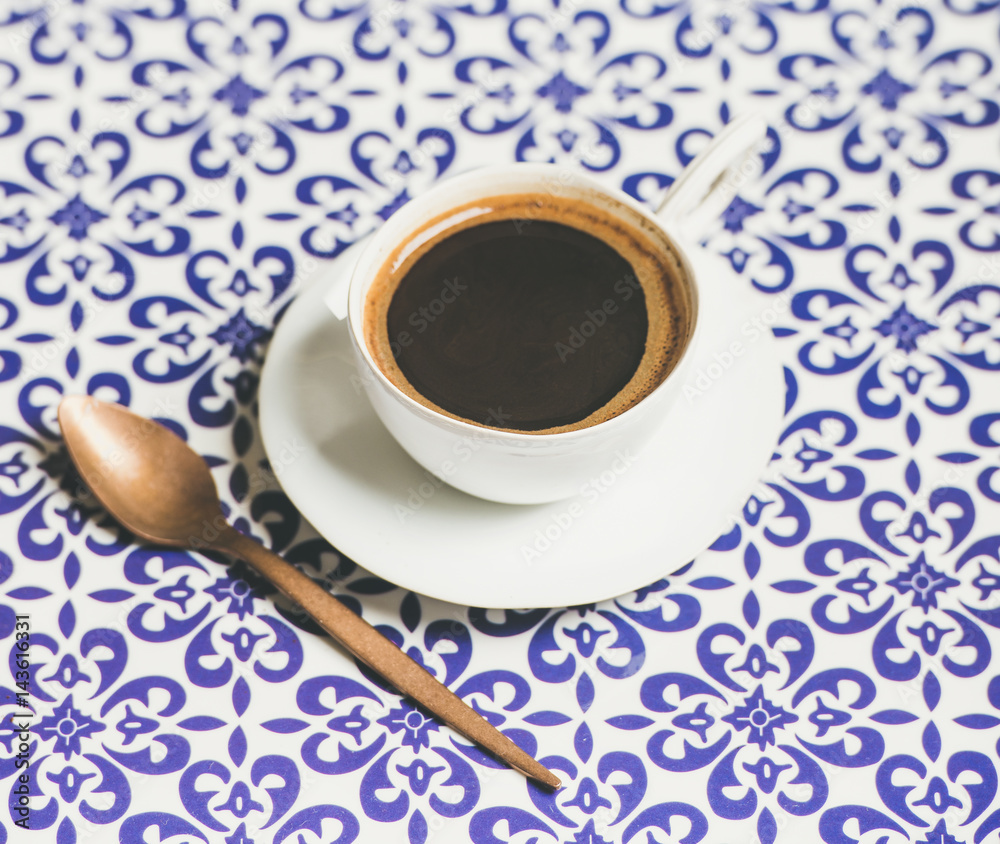 一杯黑色土耳其或东方风格的咖啡，背景为东方明亮的摩洛哥图案，sel