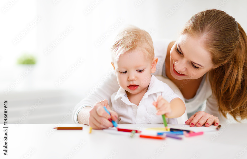 带着彩色铅笔的小儿子的母亲