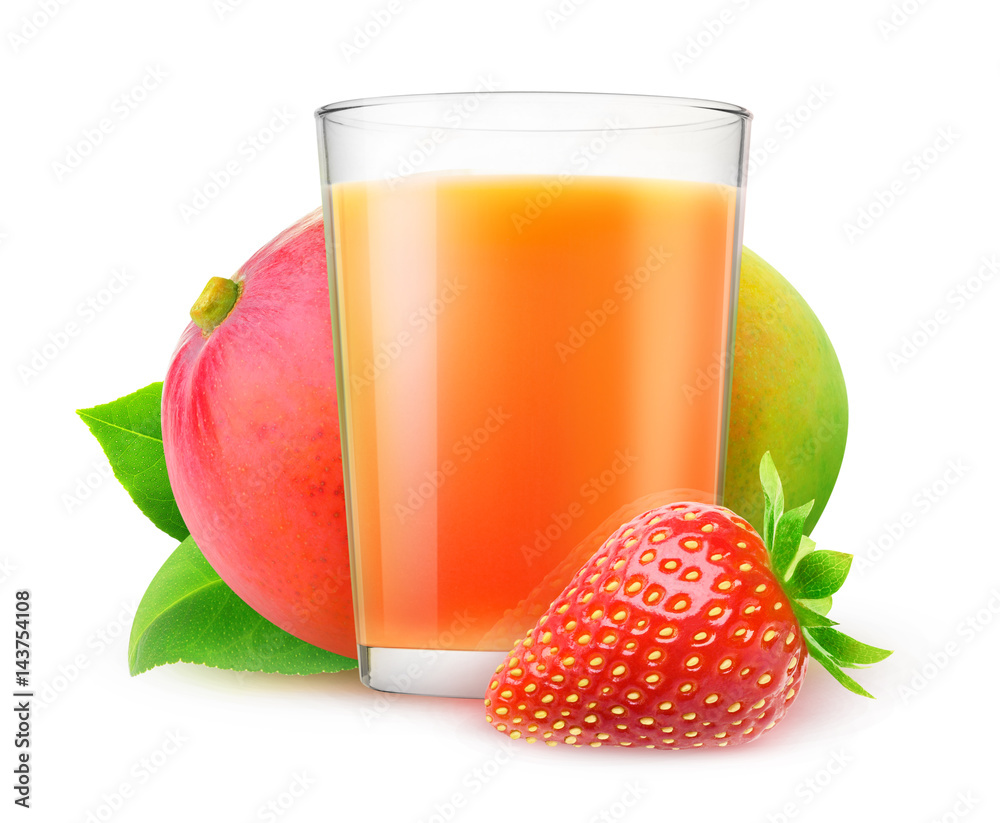 隔离水果饮料。一杯草莓芒果奶昔，白底隔离，带夹子