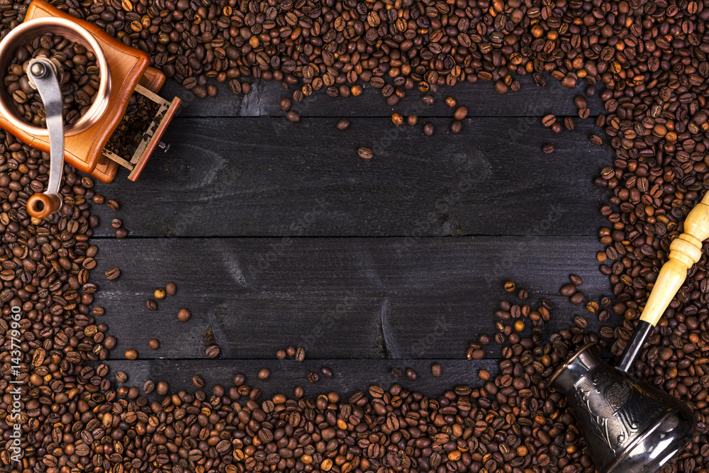 咖啡架，带复制空间的俯视图。研磨咖啡，研磨机，一碗烤咖啡豆在深色wo上