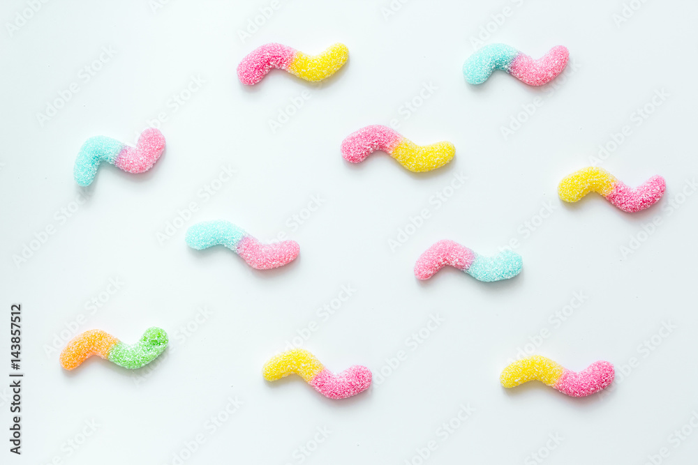 白色纹理背景上的彩色糖果俯视图图案