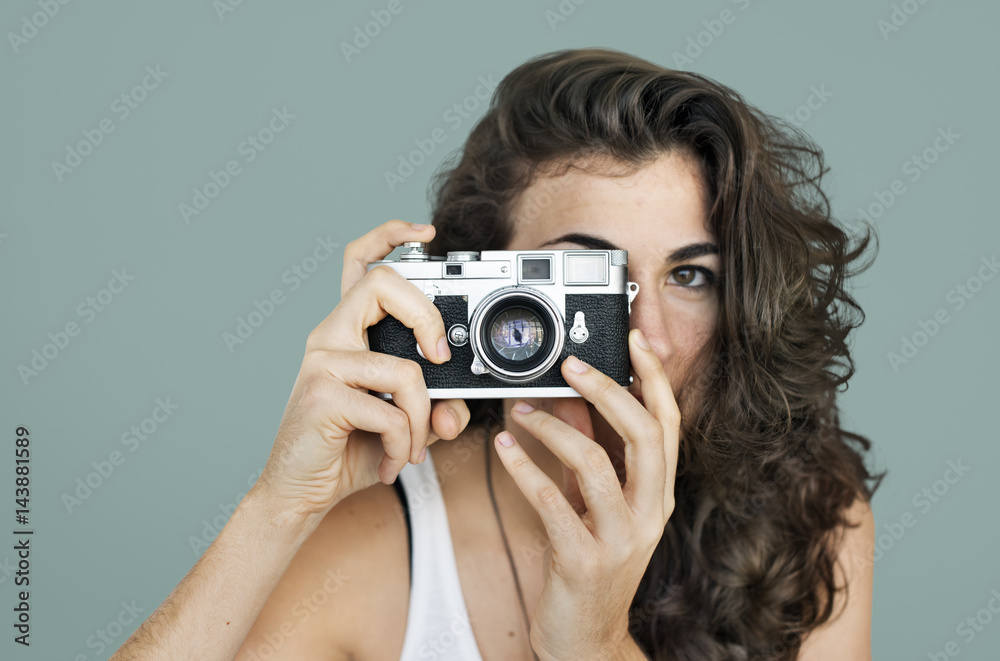 女性摄影师相机焦点摄影概念