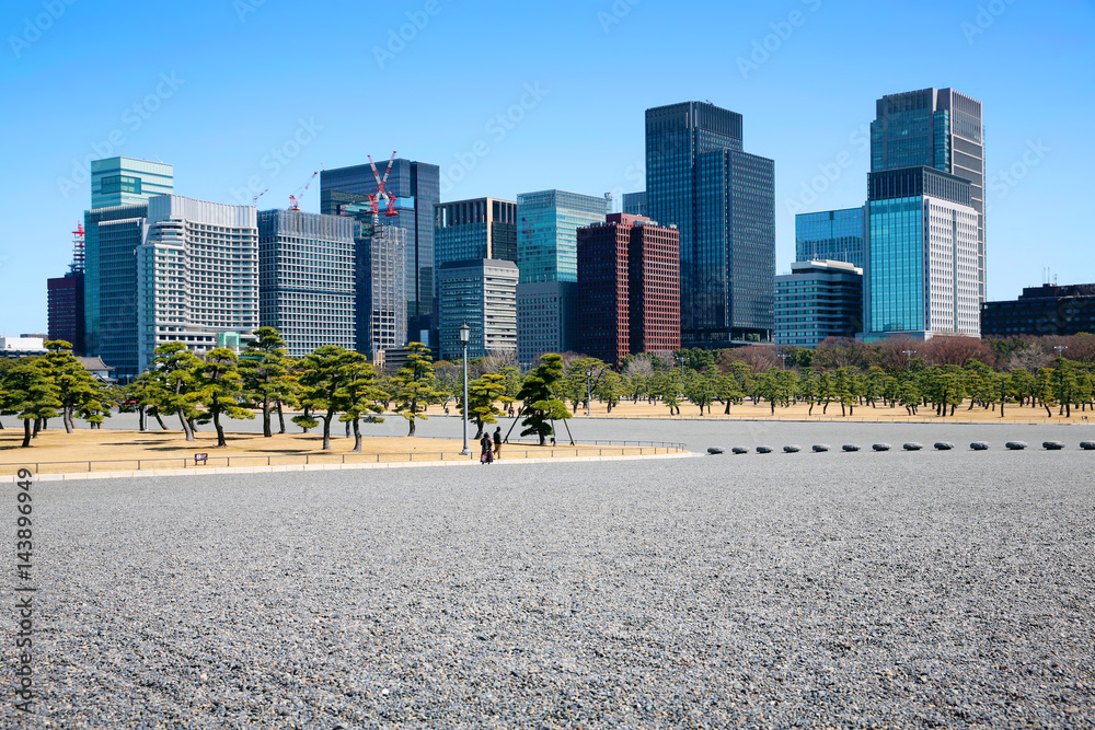 日本的石头广场花园和现代办公楼。