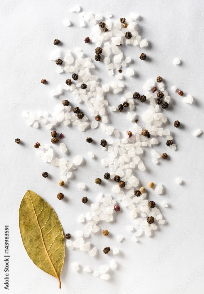 盐和胡椒与月桂叶的混合物，白色背景。俯视图。