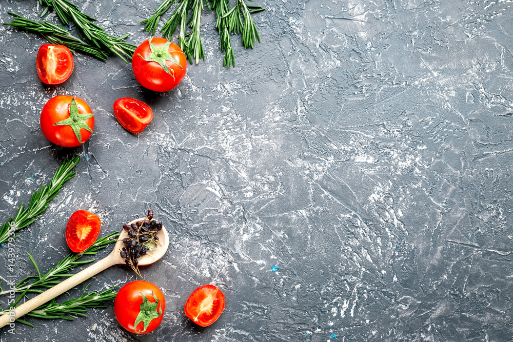 餐厅厨房，灰色背景，番茄和迷迭香俯视模型