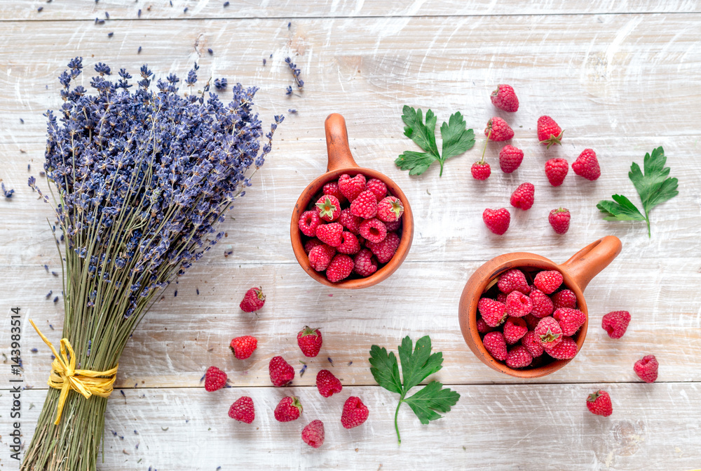乡村设计的新鲜树莓和干洗手盆木质背景俯视图