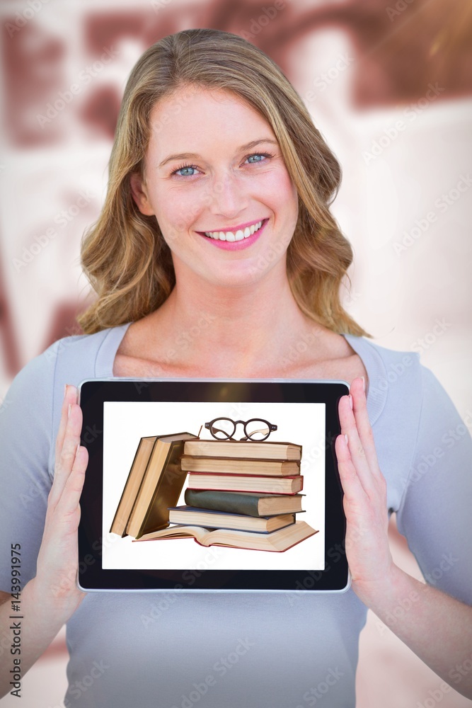 微笑女人画像与平板电脑的合成图像