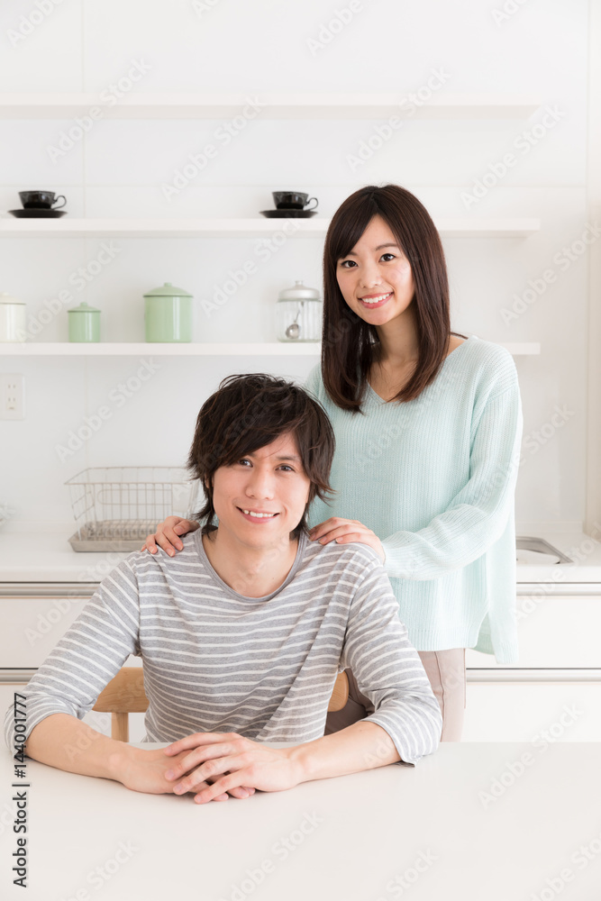 年轻的亚洲夫妇在厨房放松