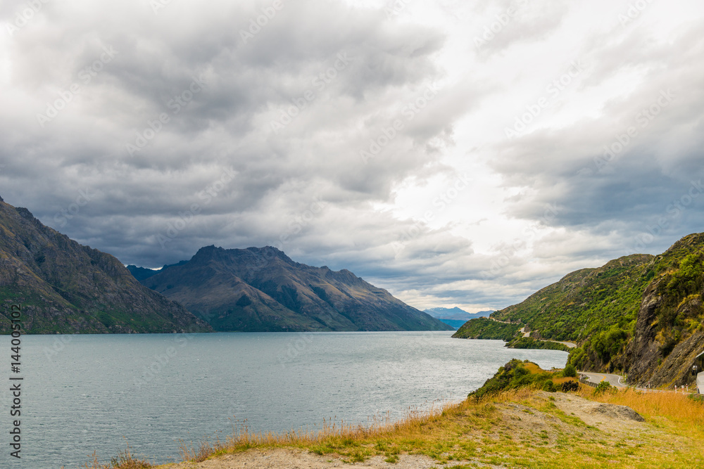 新西兰皇后镇日落时的瓦卡蒂普湖景色。