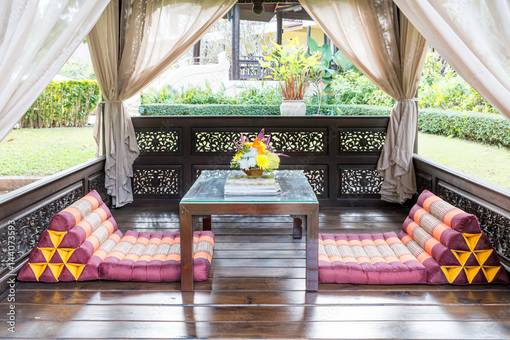 热带度假酒店花园里的亭子休息室，用于休息和按摩。