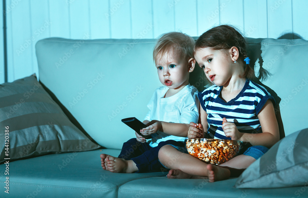 孩子们的兄弟姐妹晚上看电视