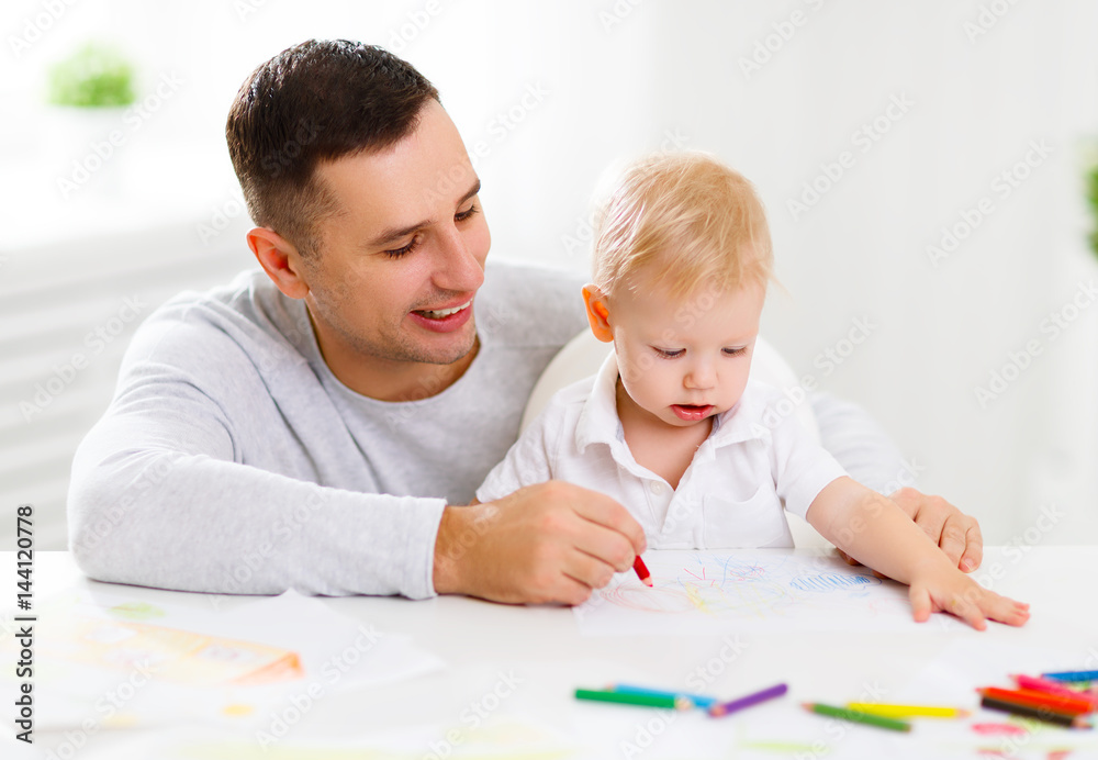 父亲和婴儿儿子一起画画