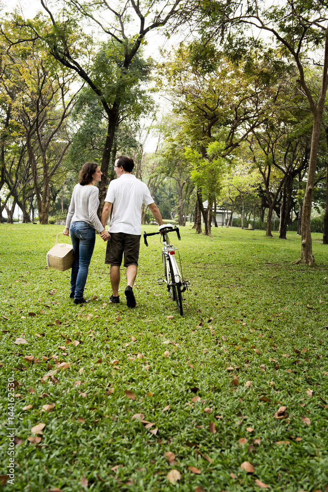 情侣牵着手一起在公园里散步