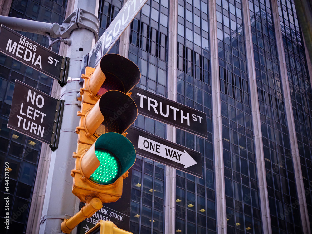 纽约市华尔街黄色交通绿灯黑色指针指引一条通往真理的路。没有路，就没有路