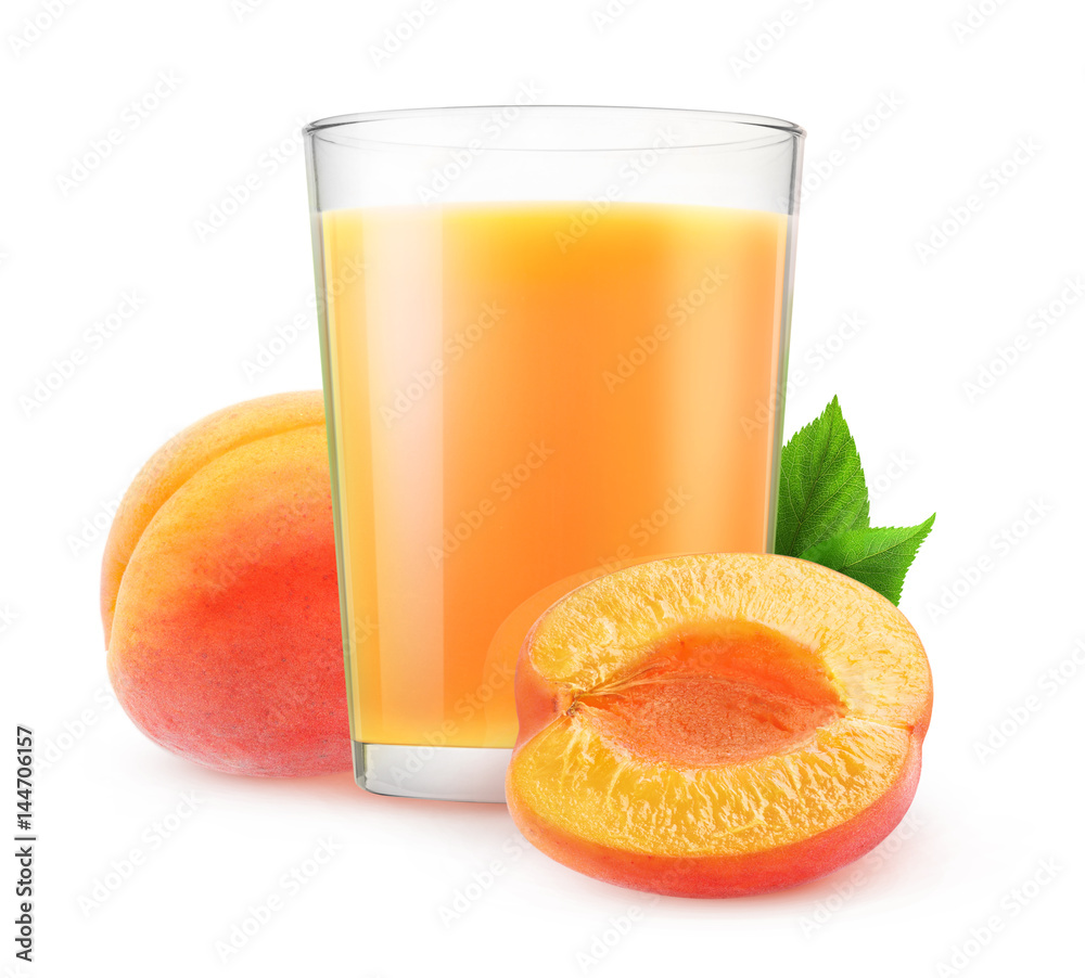 分离的果汁。一杯杏子奶昔和切好的水果，在白色背景上分离，用夹子夹住