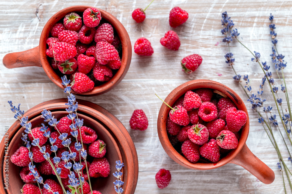 乡村设计的新鲜树莓和干洗手盆木质背景俯视图