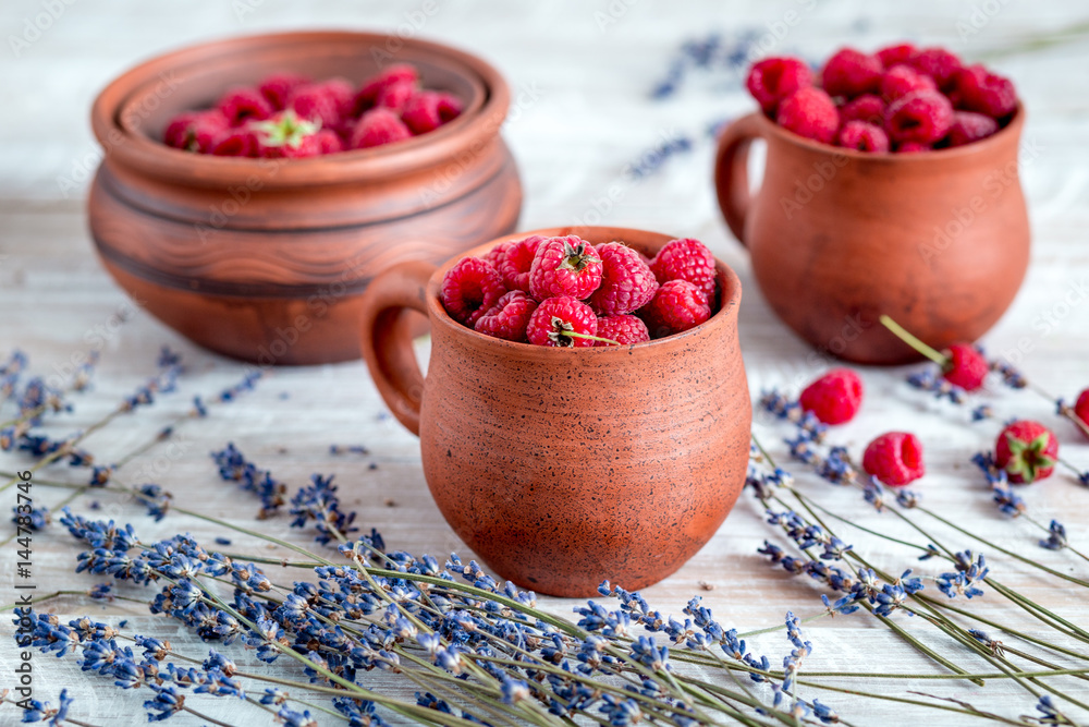 带有干薰衣草乡村背景的陶器中的树莓成分