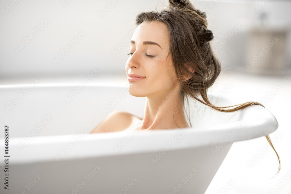 一位年轻女子在浴缸里放松的特写肖像