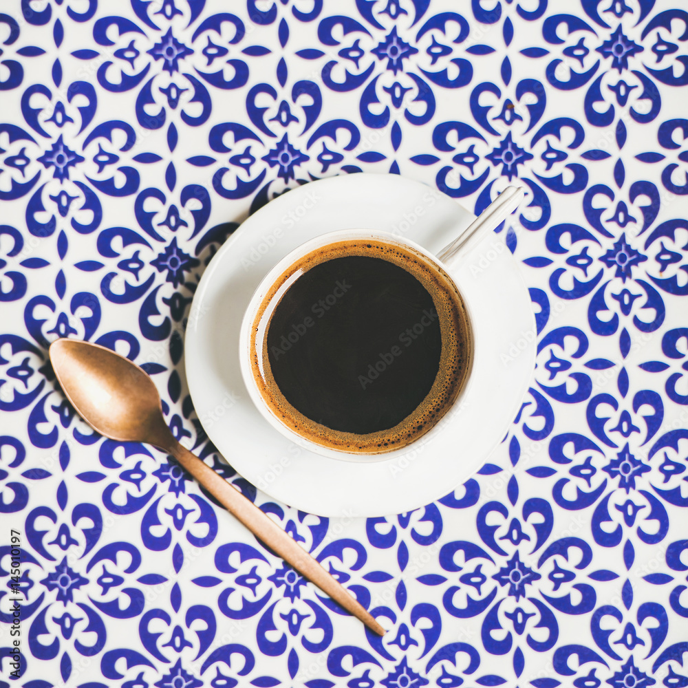 一杯黑土耳其或东方风格的咖啡，背景为东方摩洛哥图案，俯视图，