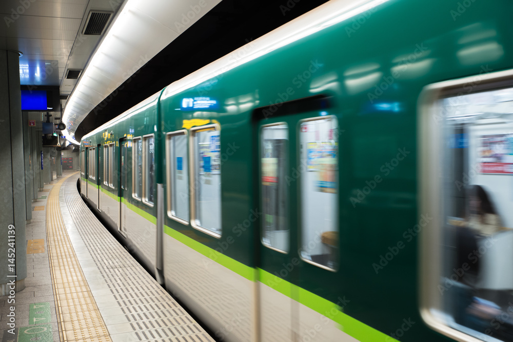 日本东京地铁站和站台的内部，有地铁通勤者。