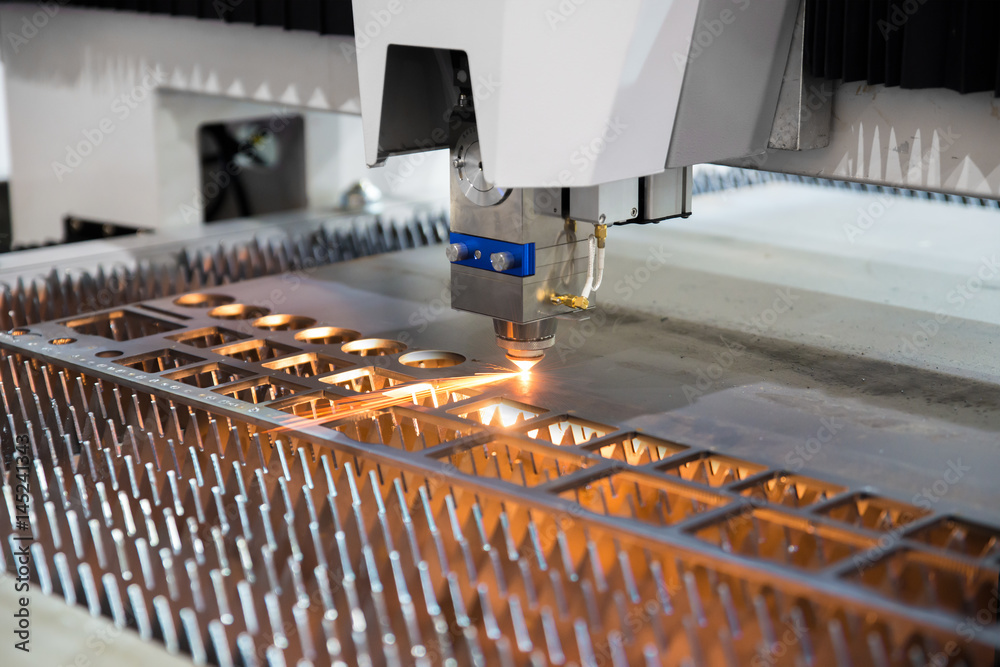 高精度数控气割金属板材在工业工厂工作。智能工业工厂浓缩
