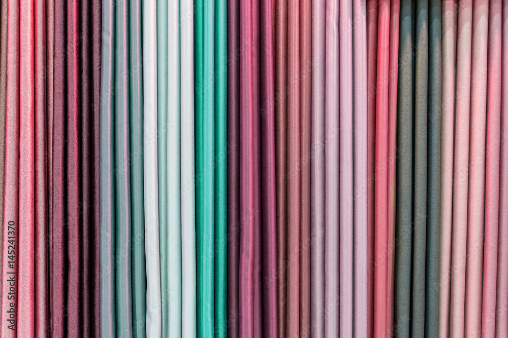 零售店展示中挂在栏杆上的衣架上的彩色窗帘样品