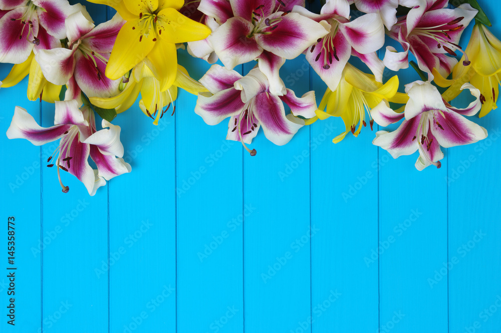 木板上的百合花