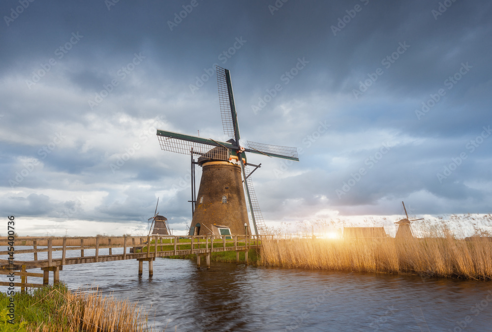 日落时令人惊叹的风车。带有传统荷兰风车的乡村景观，瓦特附近的桥梁