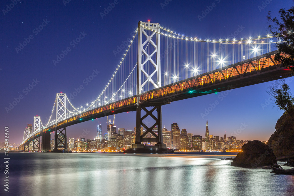 美国加利福尼亚州奥克兰湾大桥夜间旧金山天际线