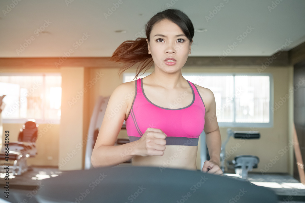 女性在跑步机上跑步