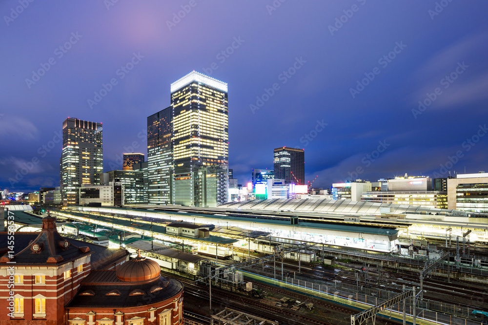 黄昏时东京中城的现代建筑