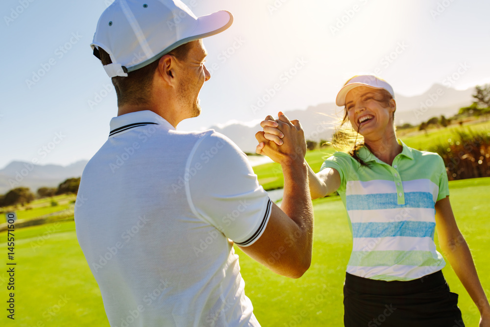 高尔夫球手在高尔夫球场握手