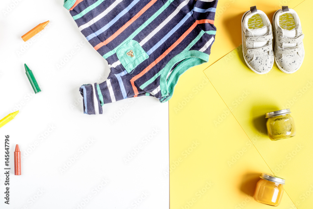 儿童书桌设计，带玩具和衣服黄白色背景俯视模型