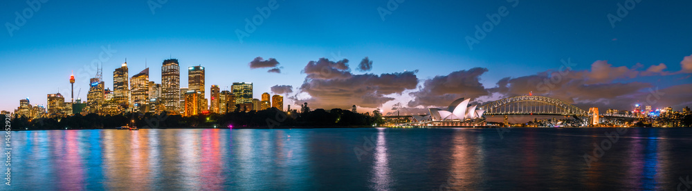 黄昏时分，悉尼歌剧院和悉尼海港大桥点亮