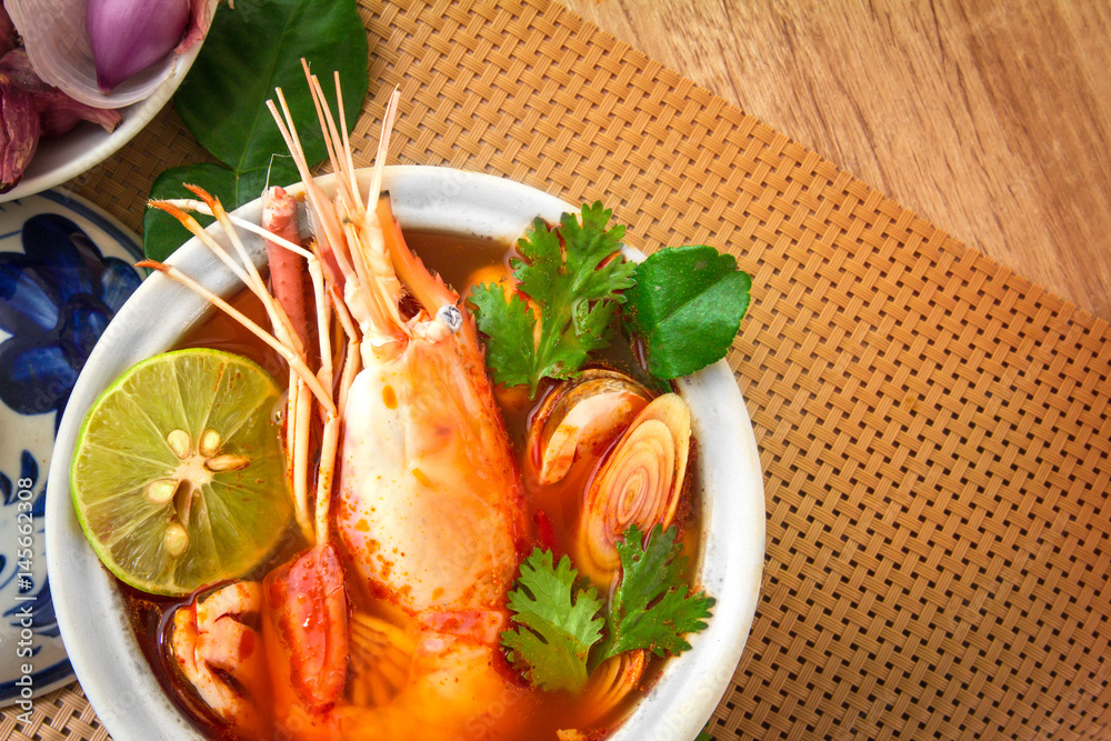 近距离亚洲麻辣汤，碗里有虾，著名的泰国美食叫Tom Yum Kung