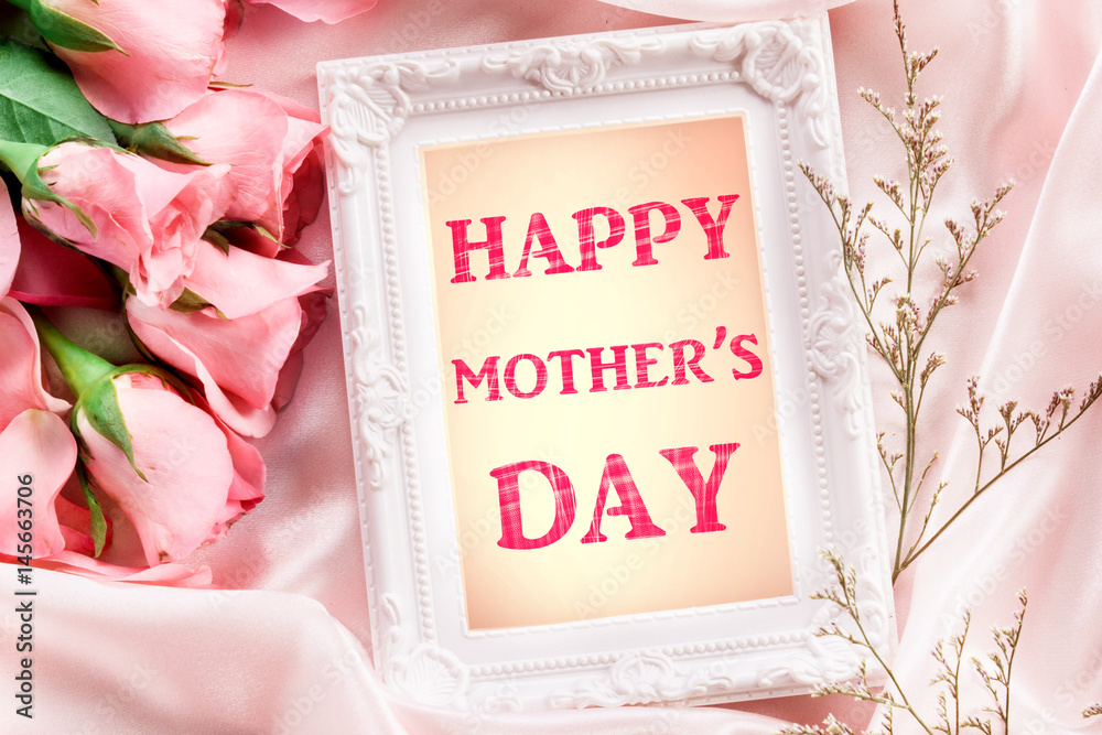 母亲节快乐纸质卡片，丝绸上有甜美的粉红色玫瑰花瓣，母亲节爱心卡片