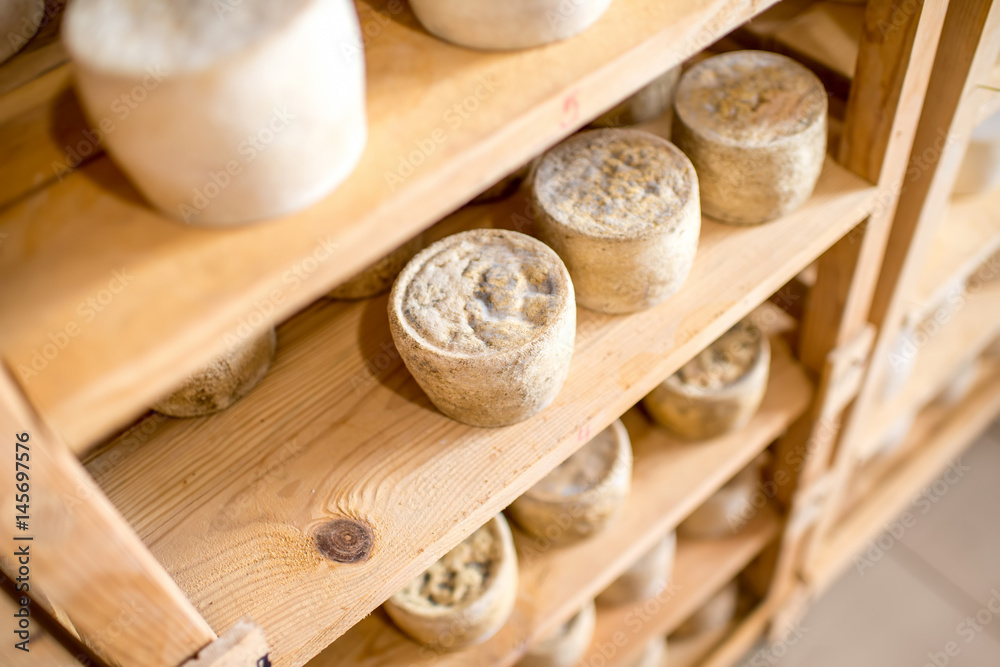 山羊奶酪在地窖的木头上陈酿