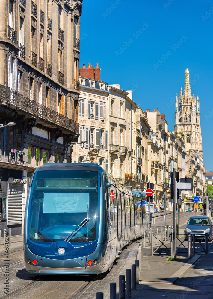 法国波尔多巴斯德大街上的城市电车