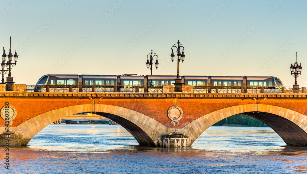 法国波尔多皮埃尔桥上的城市电车