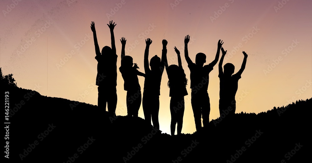 日落时在山上举起双手的儿童剪影