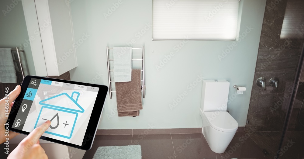 在洗手间的数字平板电脑上手动使用智能家居应用程序