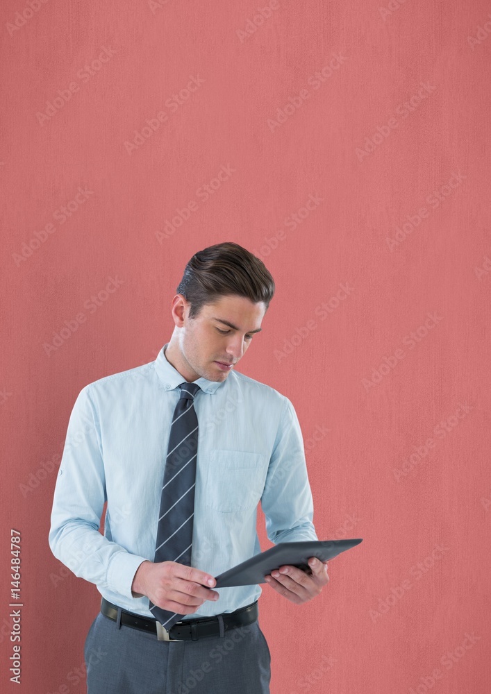 商人手持彩色背景下的数字平板电脑