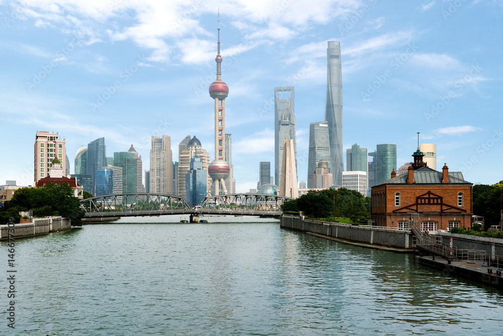 上海天际线，历史悠久的外白渡桥，位于中国上海。上海栾家嘴金融和