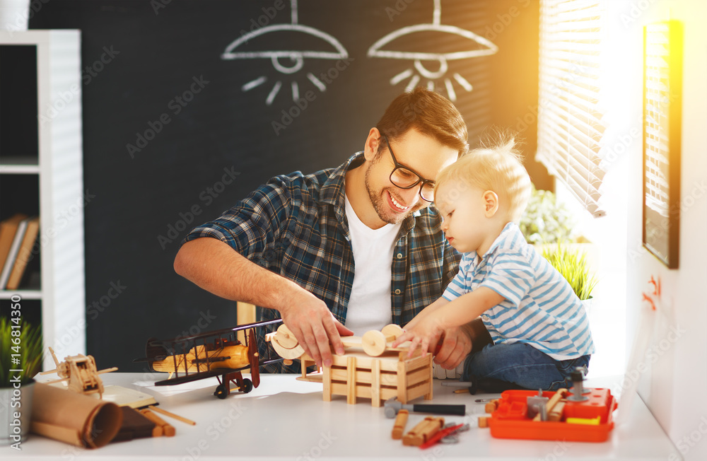 父亲和儿子蹒跚学步的孩子聚在一起用木头造一辆车玩