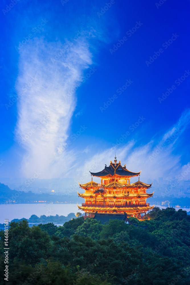 美丽的杭州西湖和日落时的古亭建筑风光