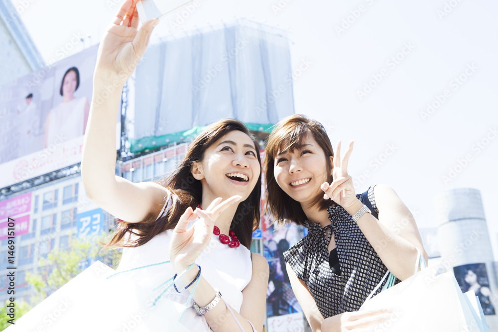 两名年轻女子在涩谷开枪