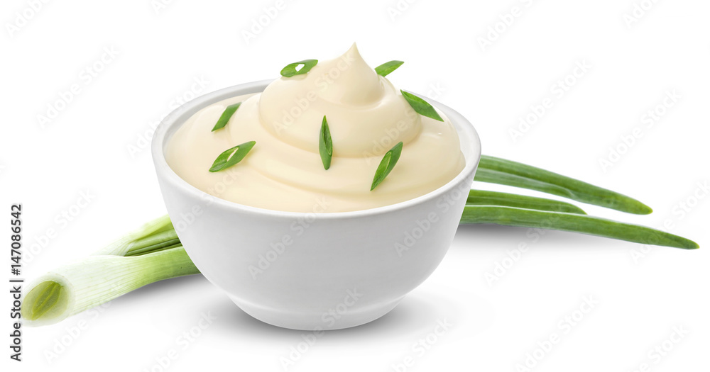 在白色背景上分离的洋葱酸奶油，带有剪切路径，是vari的集合之一