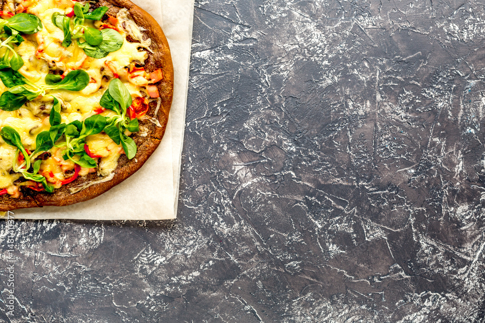 带披萨的餐厅厨房，石头背景俯视模型