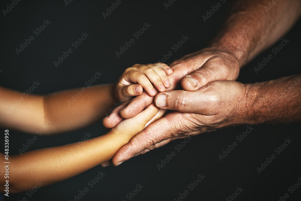 世代观念。孩子和老人的手。